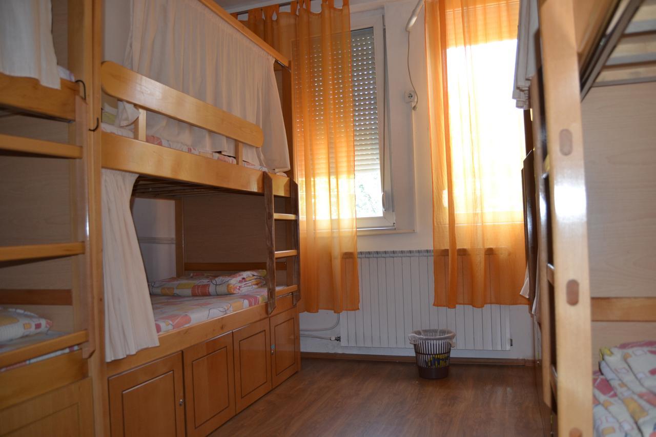 Hostel Valentin 2 Skopje Buitenkant foto