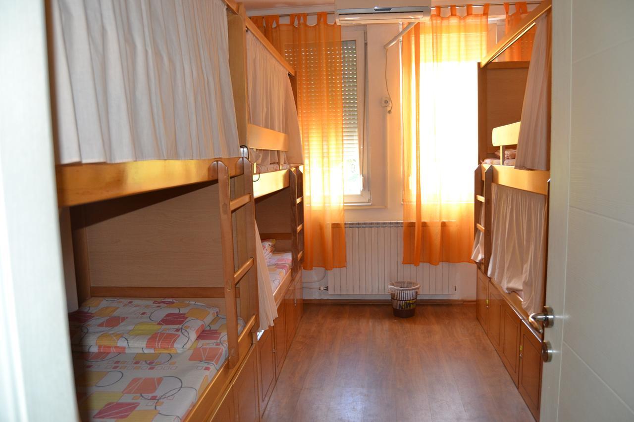 Hostel Valentin 2 Skopje Buitenkant foto