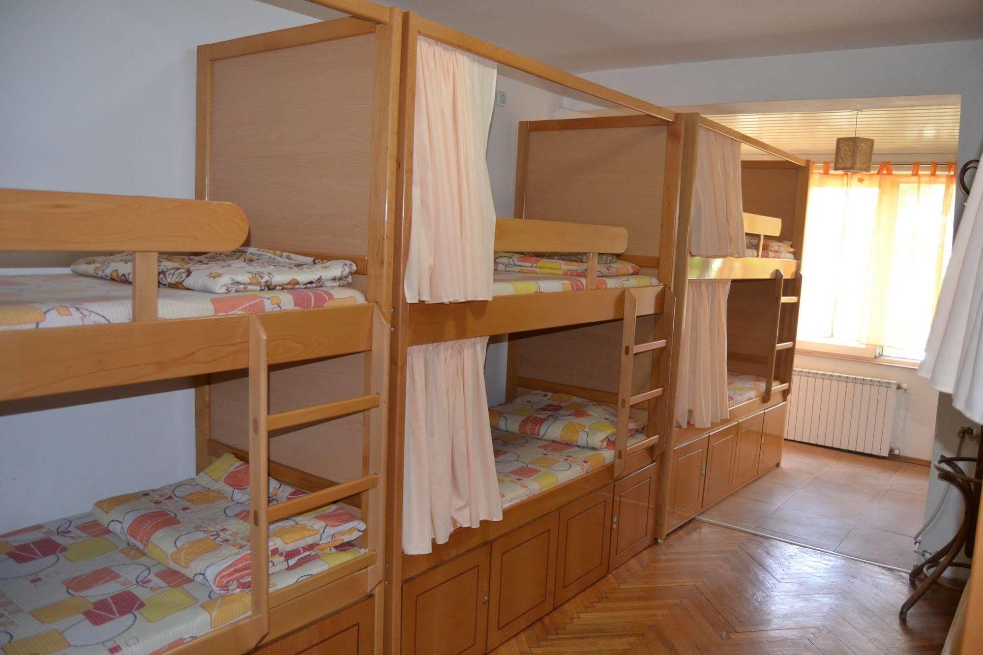 Hostel Valentin 2 Skopje Buitenkant foto