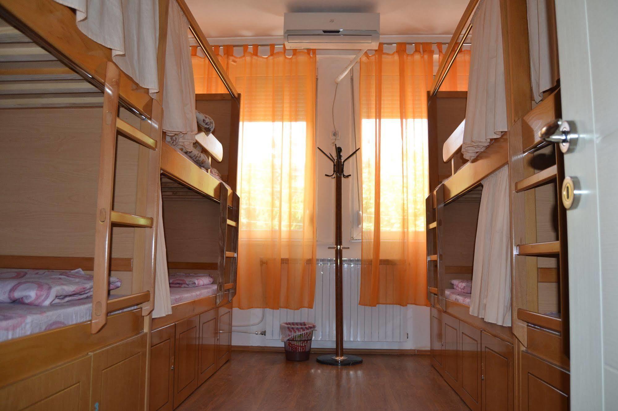 Hostel Valentin 2 Skopje Buitenkant foto
