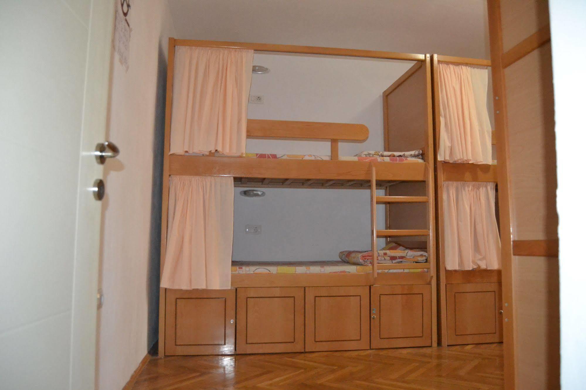 Hostel Valentin 2 Skopje Buitenkant foto