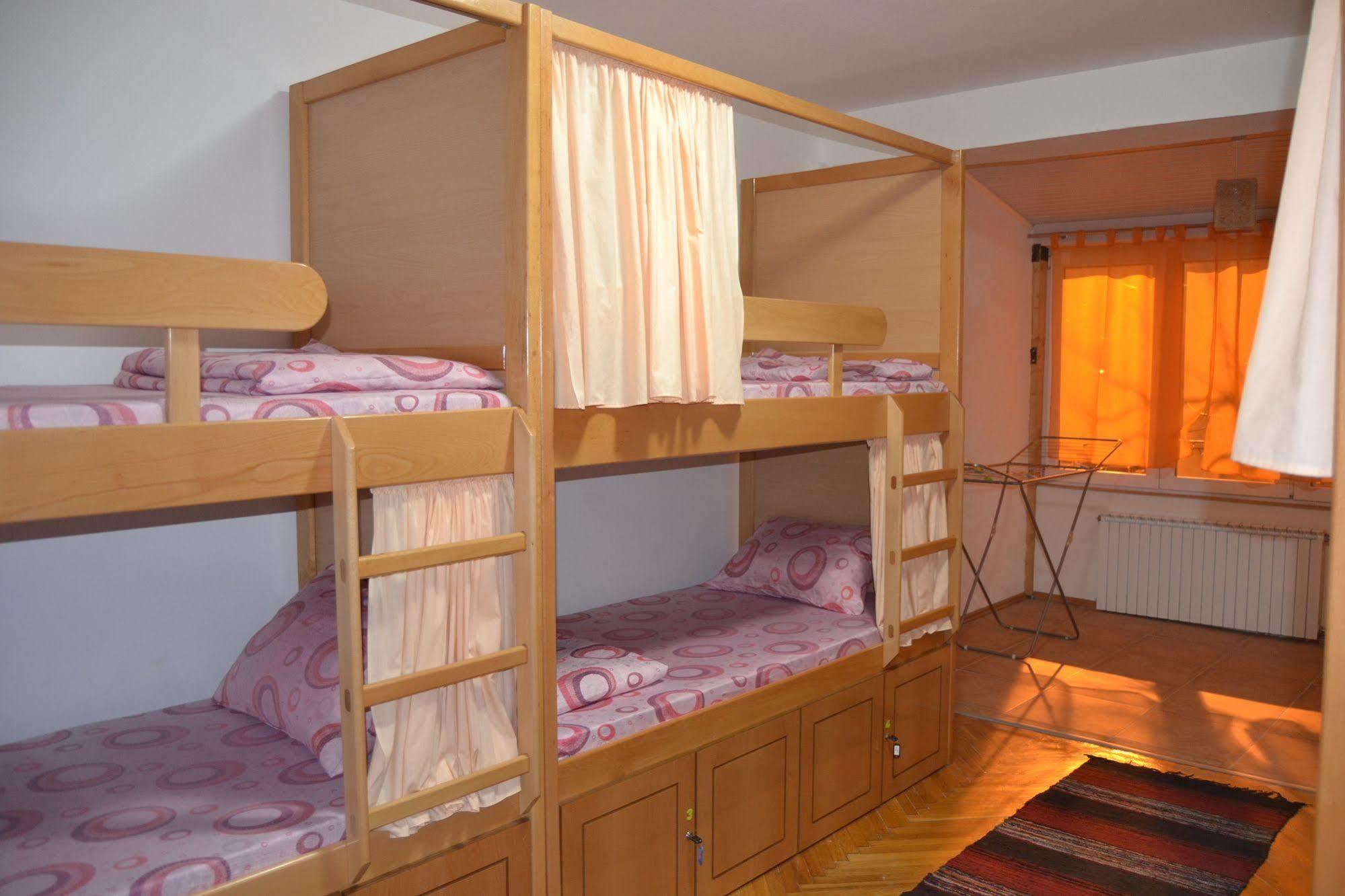 Hostel Valentin 2 Skopje Buitenkant foto