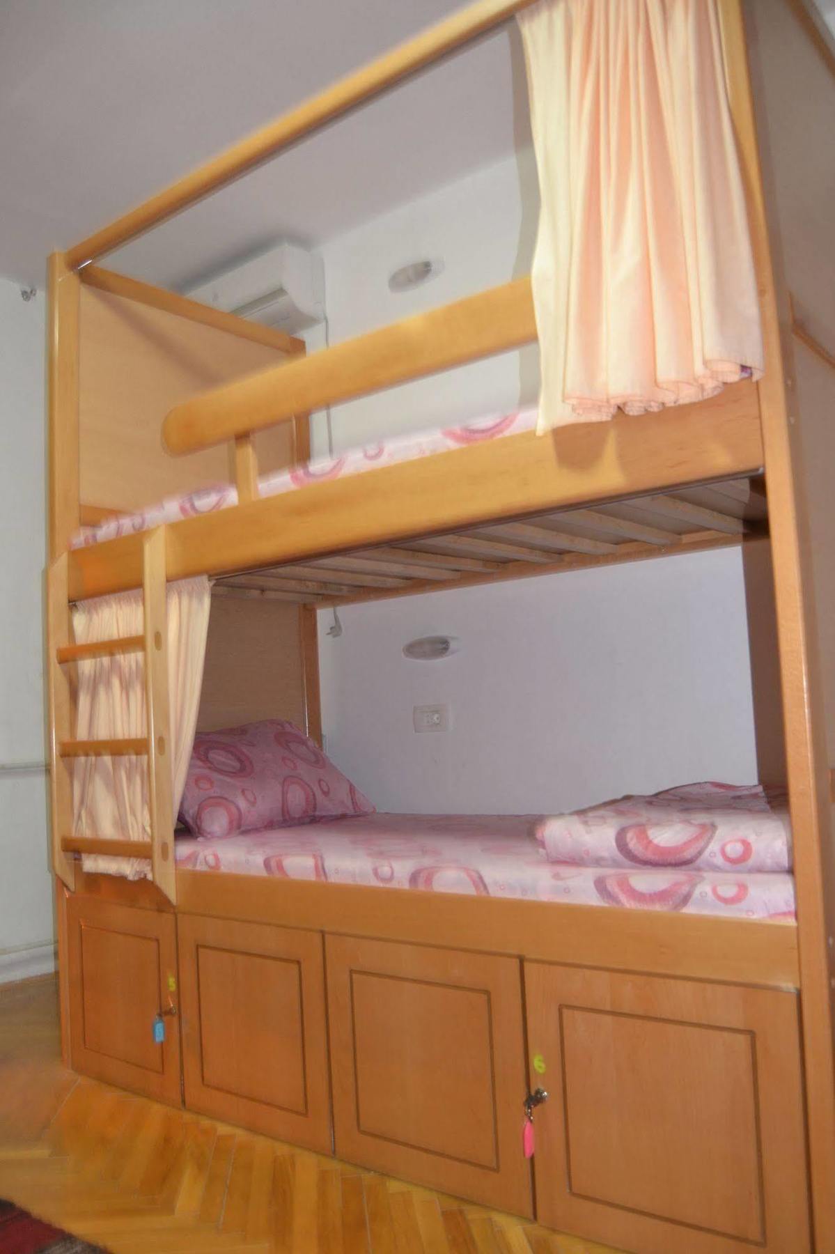 Hostel Valentin 2 Skopje Buitenkant foto